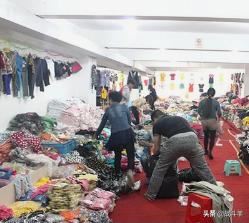 請問，服裝批發(fā)市場里的服飾，一般都是從哪里進貨的（他們的貨源在哪?) 謝謝？