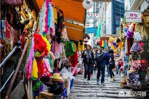 擺地?cái)側(cè)绾握邑浽矗? />2.義烏</p><p>相信每個(gè)人一說到便宜的批發(fā)市場(chǎng)，首想的就是義烏，義務(wù)是中國(guó)小商品市場(chǎng)的集中地，在這個(gè)地方很多東西(如玩具、杯子等等)都是直接稱斤賣的，價(jià)格低到無(wú)法想象，比如我們常見的市面上一個(gè)十幾二十元的杯子，在義烏只需要兩三元錢;我們?nèi)粘Ｙ?gòu)買的一根1元甚至2元的筆芯，在義烏就一兩毛錢，所以如果經(jīng)營(yíng)小商品的，可以到義烏去逛一逛看一看，這么大的名氣不是沒有道理的。</p><p></p><p>3.1688</p><p>當(dāng)然義烏還是有距離的，特別是對(duì)于首次創(chuàng)業(yè)的人員來說，來回一趟義烏的費(fèi)用，可能已經(jīng)足夠出幾次貨物的價(jià)格了，所以說義烏對(duì)于華東六省一市還有一定的優(yōu)勢(shì)，但是對(duì)于很多中西部的地區(qū)商家來說，距離實(shí)在太遠(yuǎn)，因此可以選擇在阿里巴巴(不是淘寶天貓)上尋找貨源，阿里巴巴主要做的就是批發(fā)的(淘寶天貓是零售的)，阿里巴巴上貨源品種相比于義烏更加的完善與豐富，所以對(duì)于距離義烏較遠(yuǎn)得的地方可以選擇在里巴巴上嘗試。</p><p></p><p>4.當(dāng)?shù)嘏l(fā)市場(chǎng)</p><p>如果真的不愿意去網(wǎng)上淘看這些東西，又找不到自己城市的義務(wù)小商品市場(chǎng)，那可以就近找一下自己區(qū)域所在的批發(fā)市場(chǎng)——這種批發(fā)市場(chǎng)幾乎每個(gè)城市都有。</p></div><div   id=