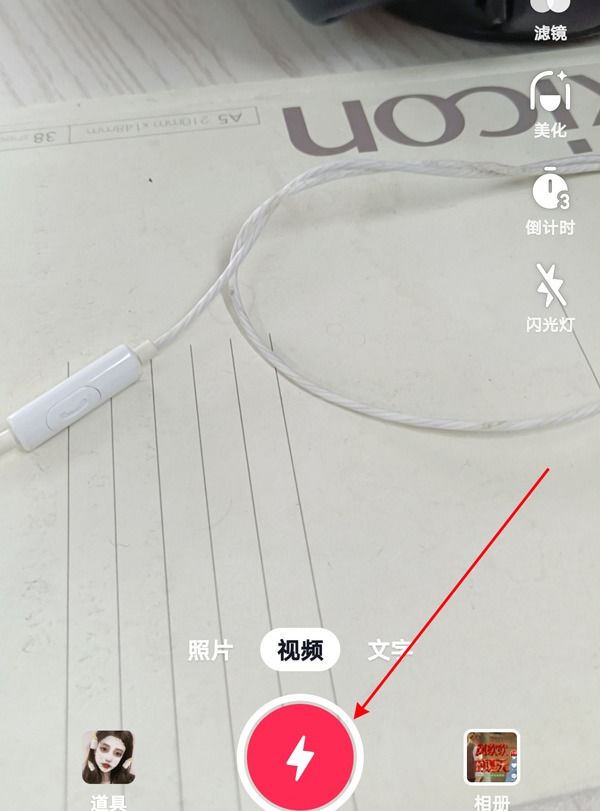 視頻左下角的文案怎么弄上去的？